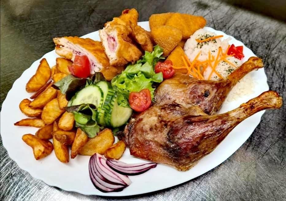 Jolán Pension&Restaurant Cicov Bagian luar foto